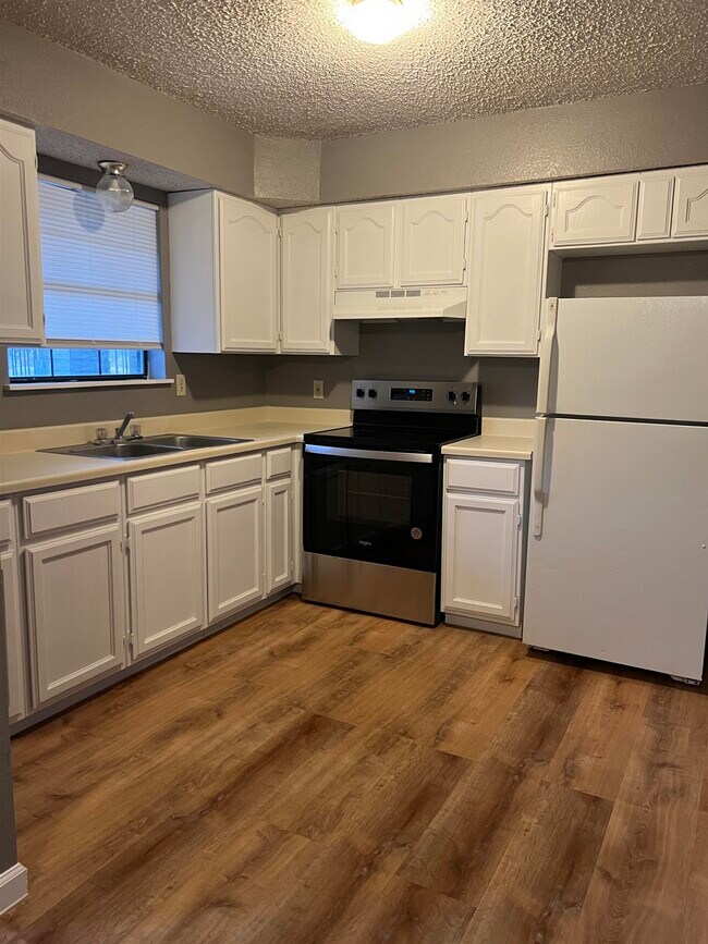 Foto del edificio - 4102 Eagle Pass Ave