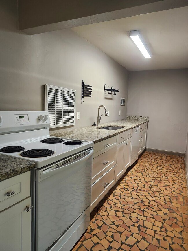 Foto del edificio - 4911 Sunnyside Ave