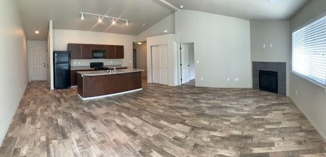 Building Photo - 1183