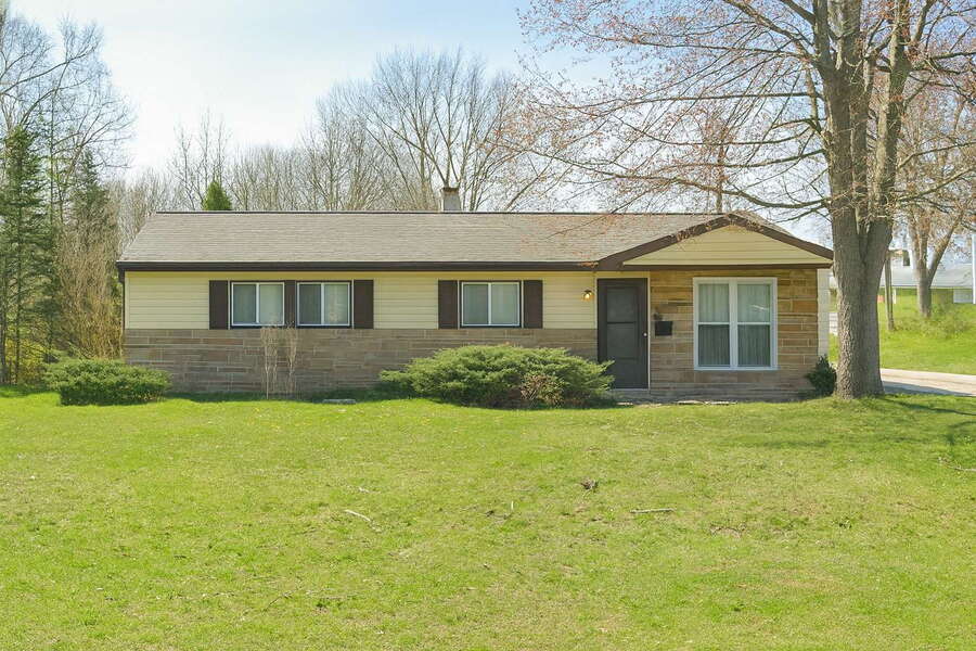 25240 Sandhurst Rd Bedford Heights, OH 44146 – photo 1 of 22