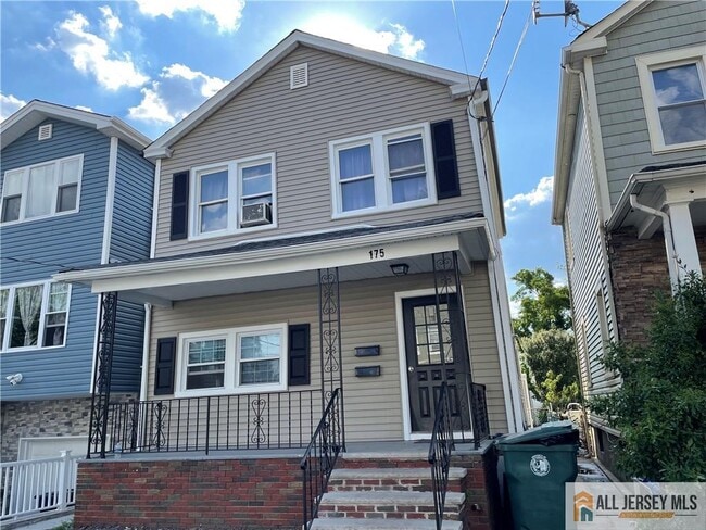 Building Photo - 175 1st St