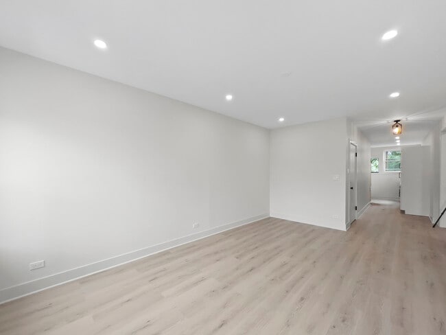 Building Photo - 3045 W Rosemont Ave