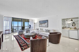 Building Photo - 8171 Bay Colony Dr