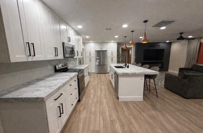 Foto del edificio - 1237 E Riviera Dr