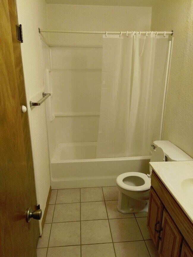 Foto del edificio - 2 bed 1 bath Duplex