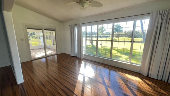 Foto del edificio - LIVE THE GOOD LIFE at this wonderful ranch...