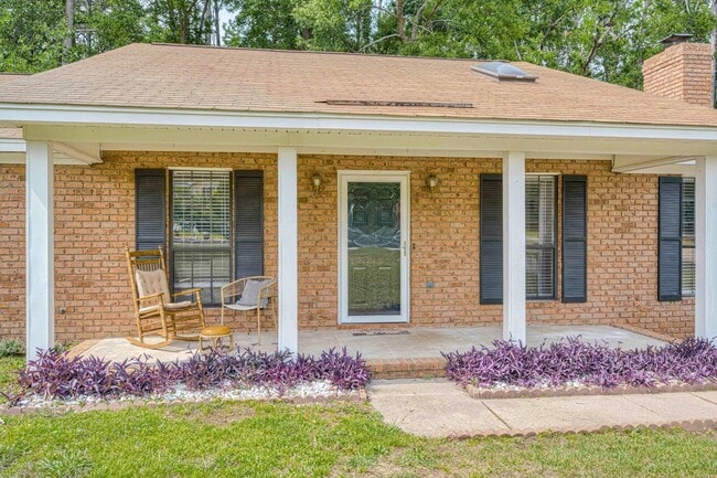 Building Photo - 323 Forest Ct