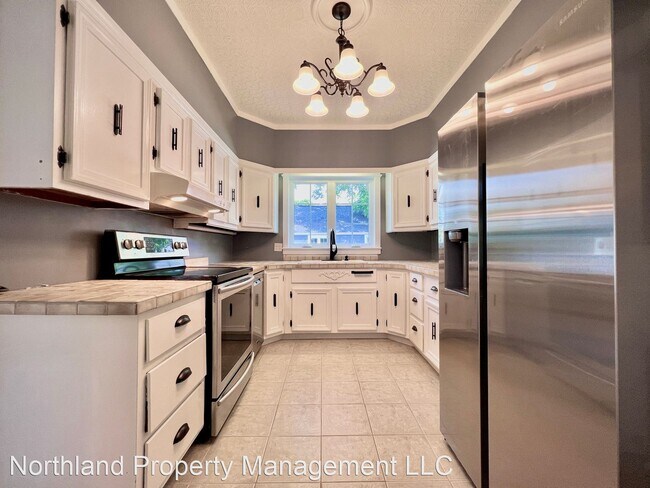 Foto del edificio - 5 br, 3 bath House - 813 E. State St