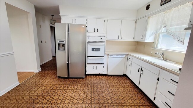 Building Photo - 250 Maple Pl
