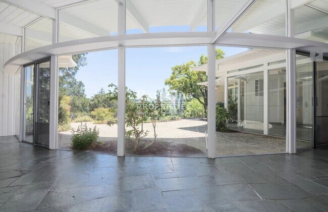 Building Photo - Single-level mid-century home in the heart of Orinda!
