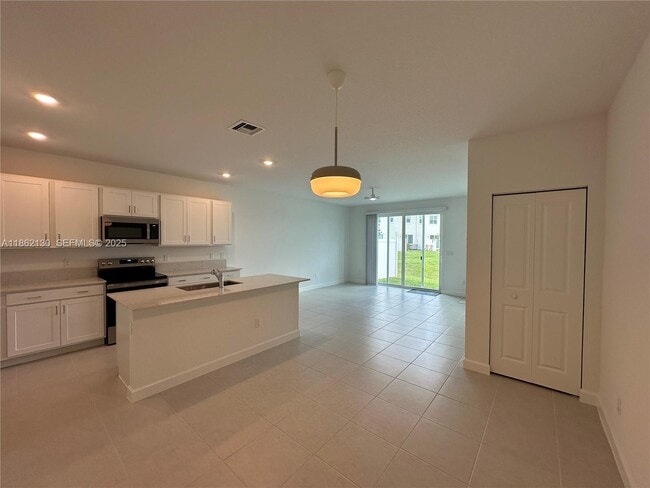 Building Photo - 402 SE Crossoak Ln