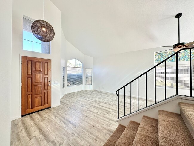 Foto del edificio - Beautiful & Updated Two-Story on a Quiet Cul-De-Sac, Private Fenced Yard Space, & Just Minutes to...
