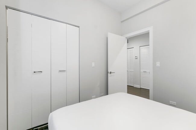 Foto del edificio - 2150 W Division St