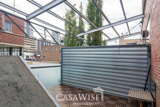 Photo du bâtiment - 10309-107 107 St NW