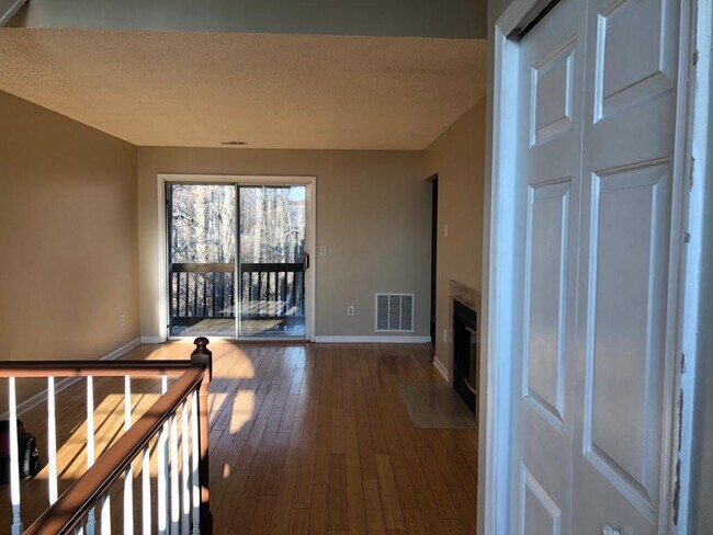 Building Photo - 20 Tanglewood Ct