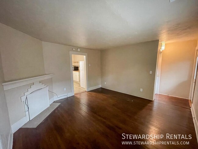 Building Photo - Spacious house in quiet neighborhood