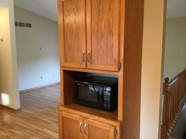 Área de cocina / microondas - 3991 Whiting Ln NE