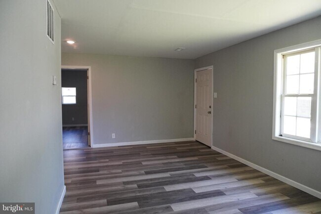 Building Photo - 10 State Cir