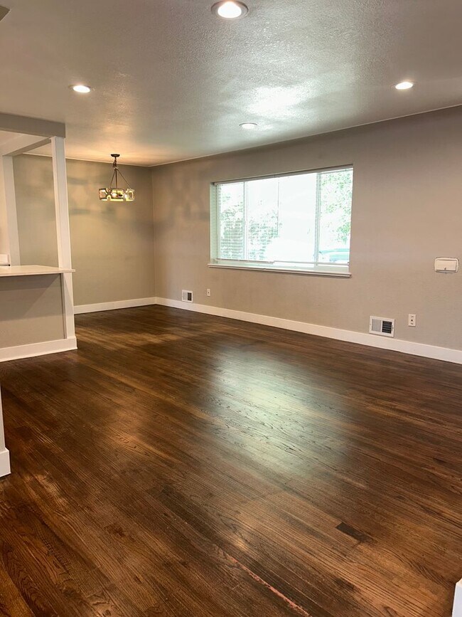 Building Photo - Updated 4 Bed Home with Finished Basement, Central A/C & Fenced Yard in Lakewood!