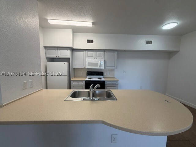 Foto del edificio - 2210 Hammock Square Dr