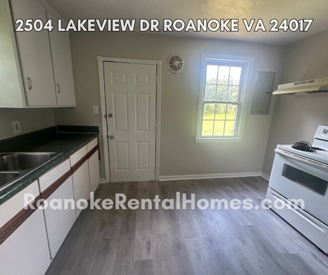 Foto del edificio - 2504 Lakeview Dr Roanoke VA 2bed/1bath $1295