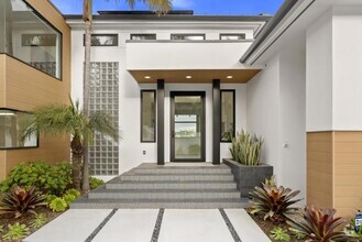 Building Photo - 318 S Nardo Ave