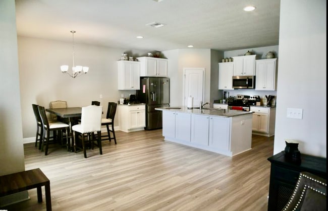 Building Photo - 115 Moonraker Cir