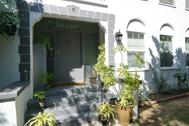 Foto del edificio - 1119 Poinsettia Drive