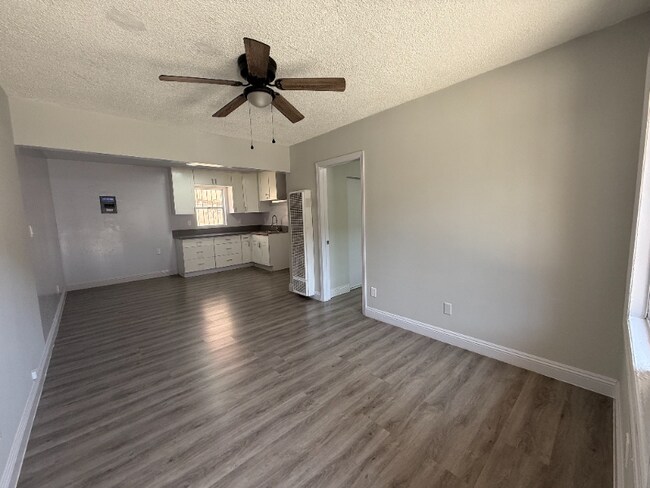 Foto del edificio - 7830 S Western Ave
