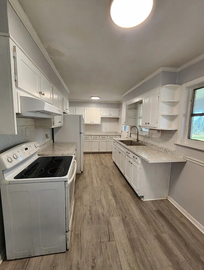 Building Photo - 2695 Davidson Dr