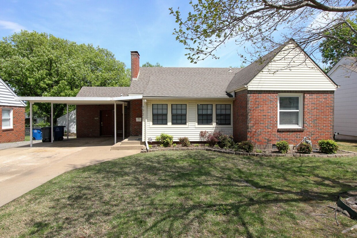 Primary Photo - Midtown Charmer With So Much Space!