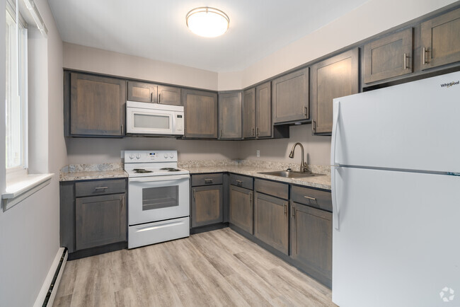 1BR, 1BA - 615SF - Kitchen - Holly Court