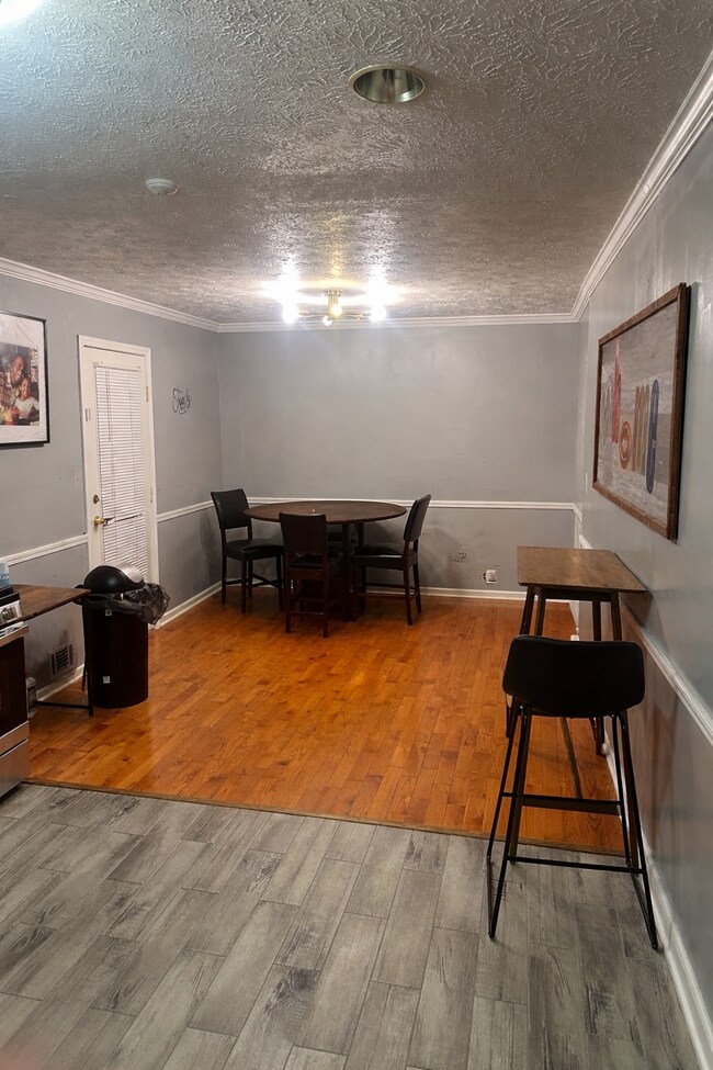 Foto del edificio - 3077 Laura Ln