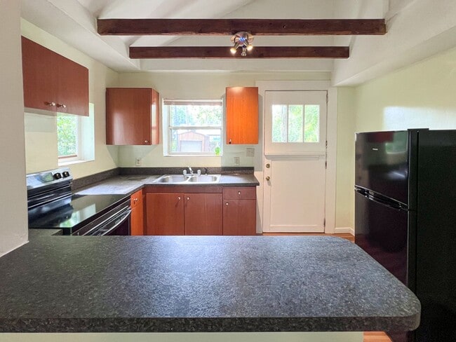 Building Photo - 2BR/1BA Pet Friendly Cottage off Waldo Roa...