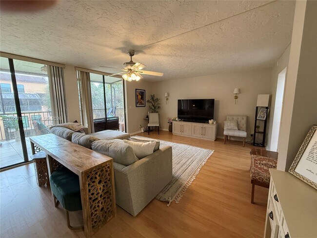 Building Photo - 450 Commodore Dr