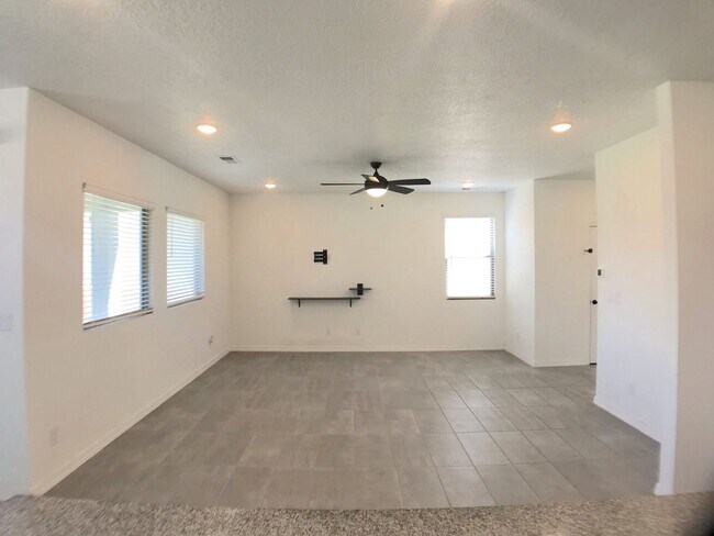 Foto del edificio - Gorgeous, Newer 3 bedroom in Los Lunas! Open Layout!