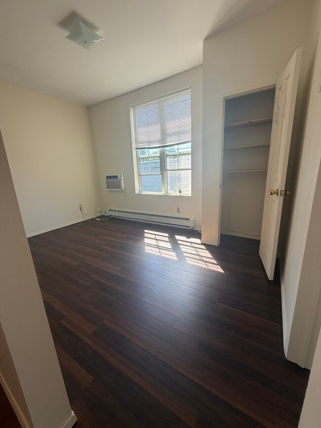 Building Photo - 304 N Wellwood Ave