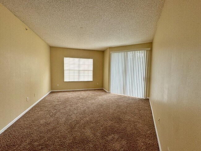Foto del edificio - Las Palmas 2-bedroom/2 bath condo!