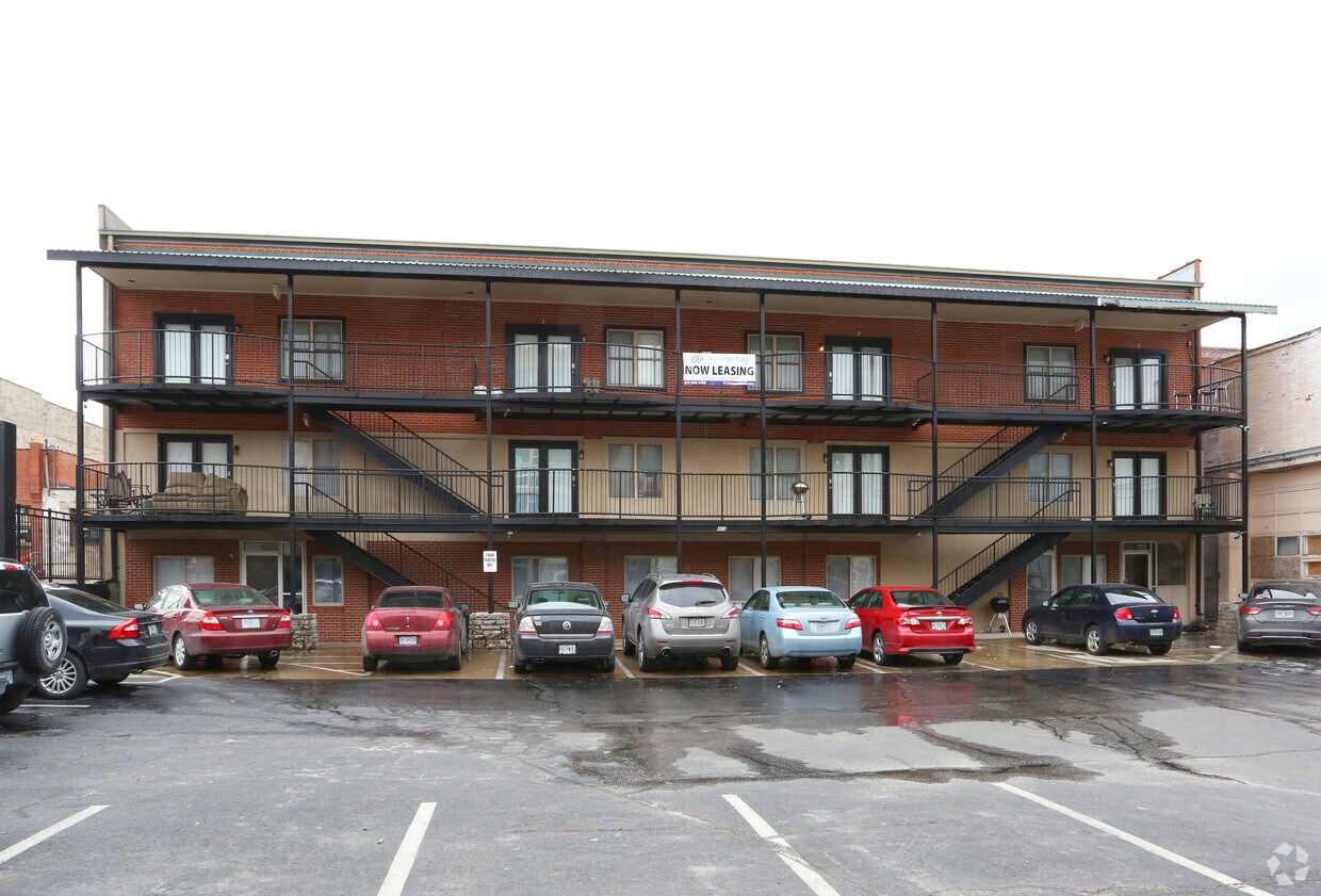 Primary Photo - 424 W McDaniel St