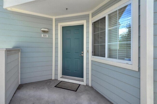 Foto del edificio - Spacious Remodeled Top Floor Condo, A/C, W...