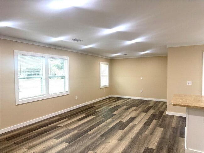 Building Photo - 3301 Kelwin Ave