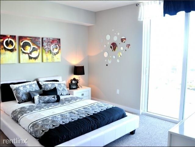 Building Photo - Studio, 1 bath  - 145 SW 12th St # 809 1221