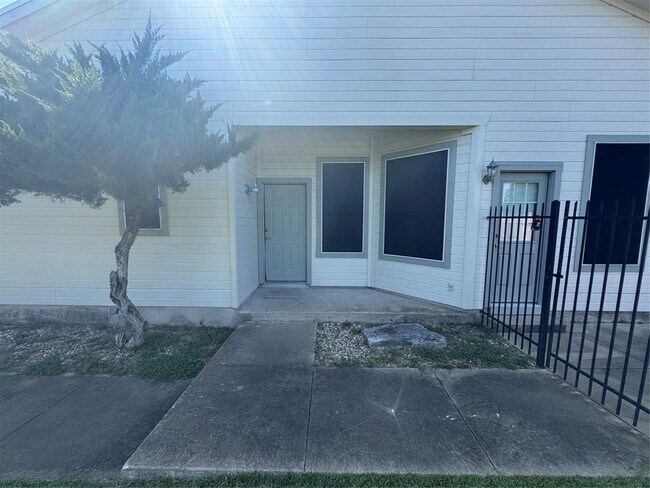 Foto del edificio - 2914 Whisper Oaks Ln