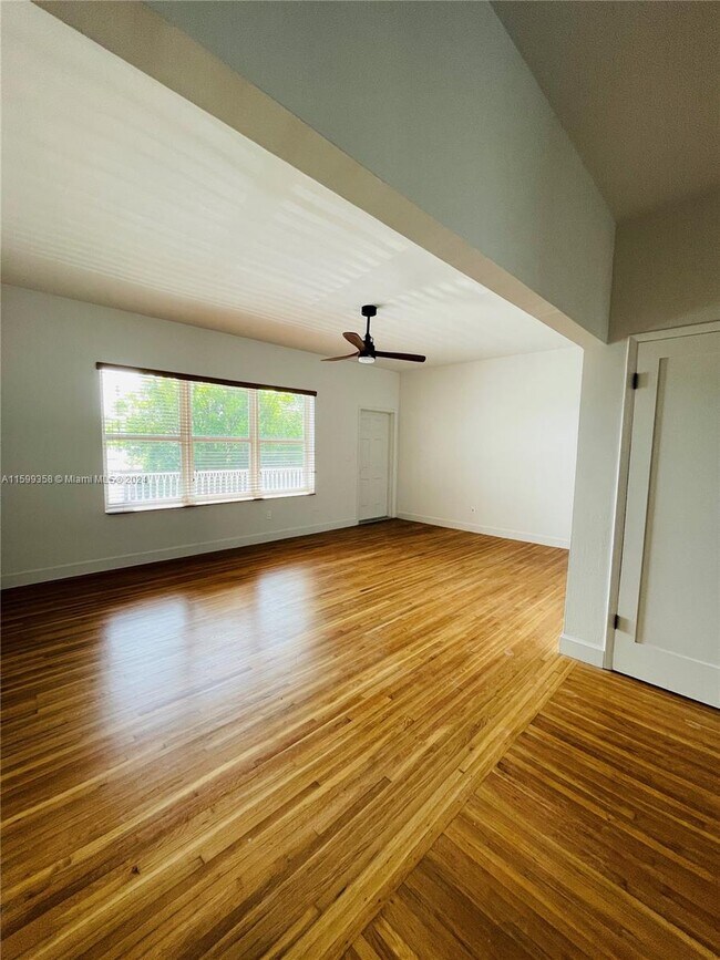 Foto del edificio - 1905 Calais Dr