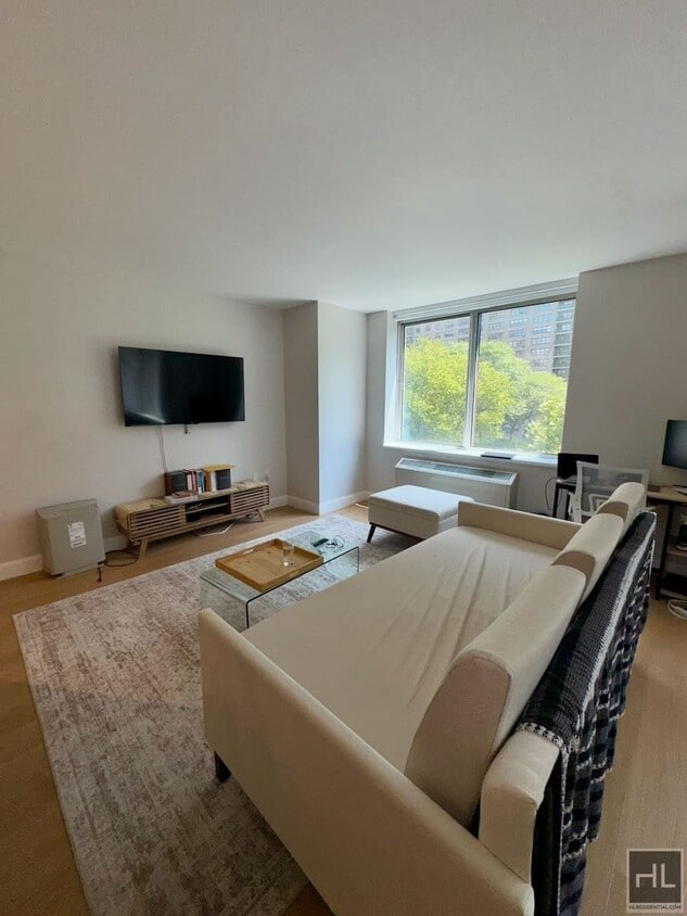 Foto principal - RIVERSIDE BOULEVARD GEM - BELOW MARKET STU...