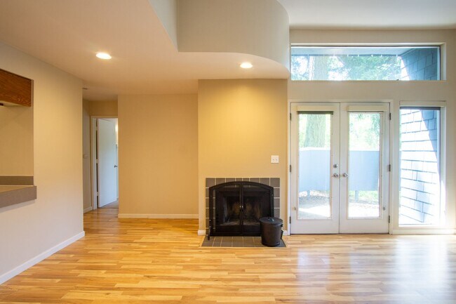 Foto del edificio - *Rent Special* Fantastic Lake Oswego 1Bdr w/Fireplace, Dishwasher, W/D & Patio!