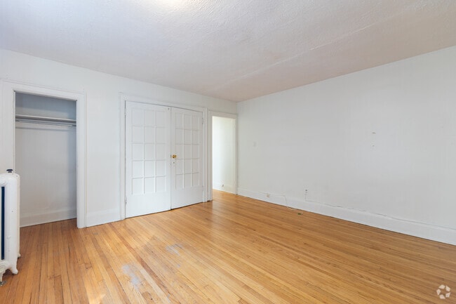 BACHELOR - 450SF - Salon - 96 Isabella St