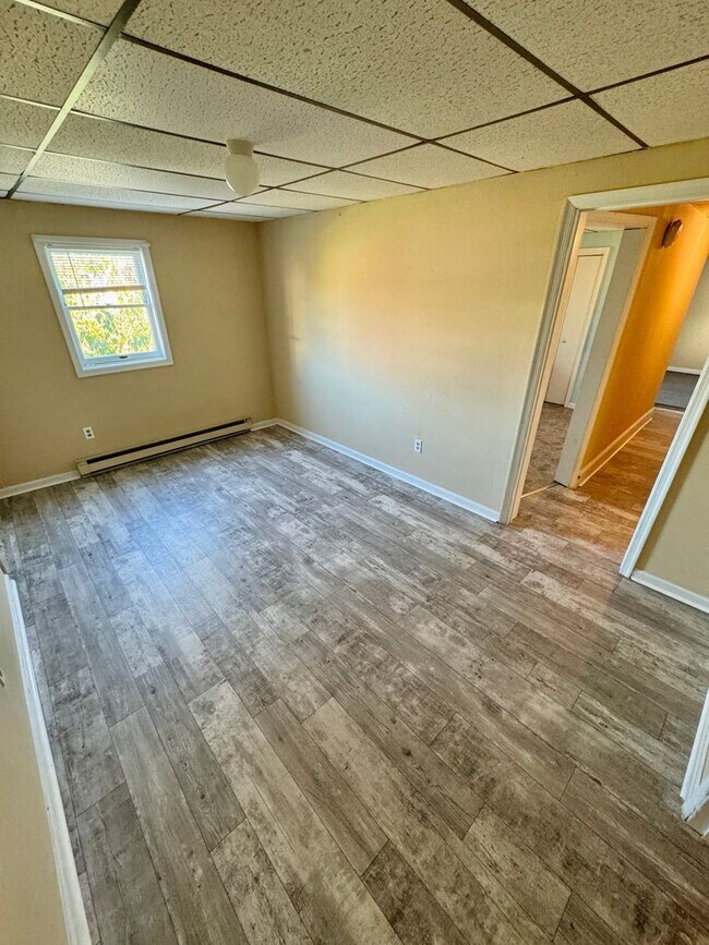 Building Photo - TWO Bedroom Apartment w Shared Off street ...