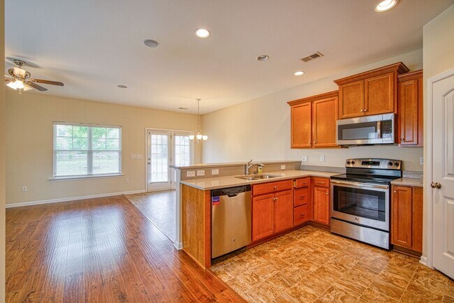 Foto del edificio - Gorgeous 3 BR, 2.5 BA, Fenced Backyard - D...