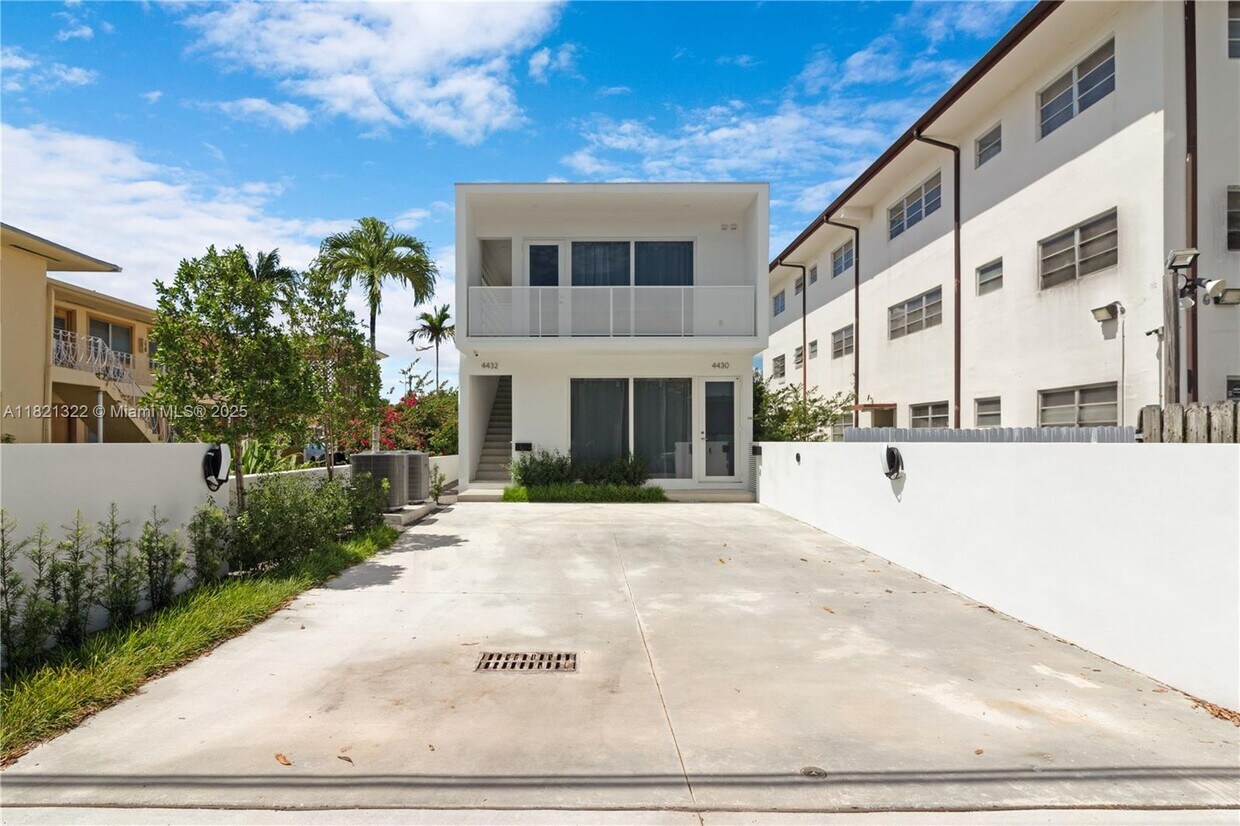 Foto principal - 4432 W Flagler St